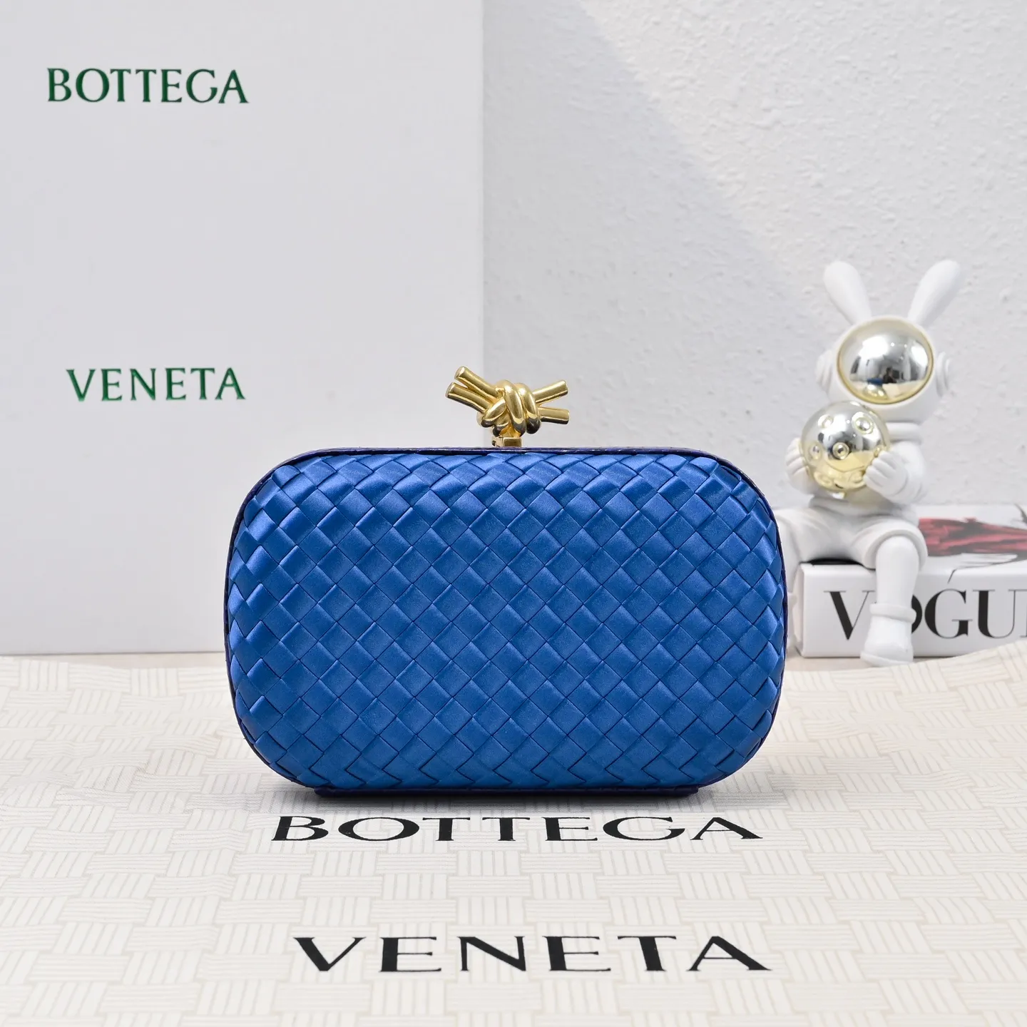 Batch 1460 #BV Knot woven evening bag series ~ Each bag reveals exquisite elegance💫Iconic classic silk weaving➕snake skin trimming with knot buckle, soft and delicate feel. The design is small and exquisite, low-key without logo, elegant and elegant. Paired with evening dress or cheongsam, it has the atmosphere of a famous and wealthy lady. Full of aura and invincible texture💃 Model: 7622 Dimensions: 20x12x5.5